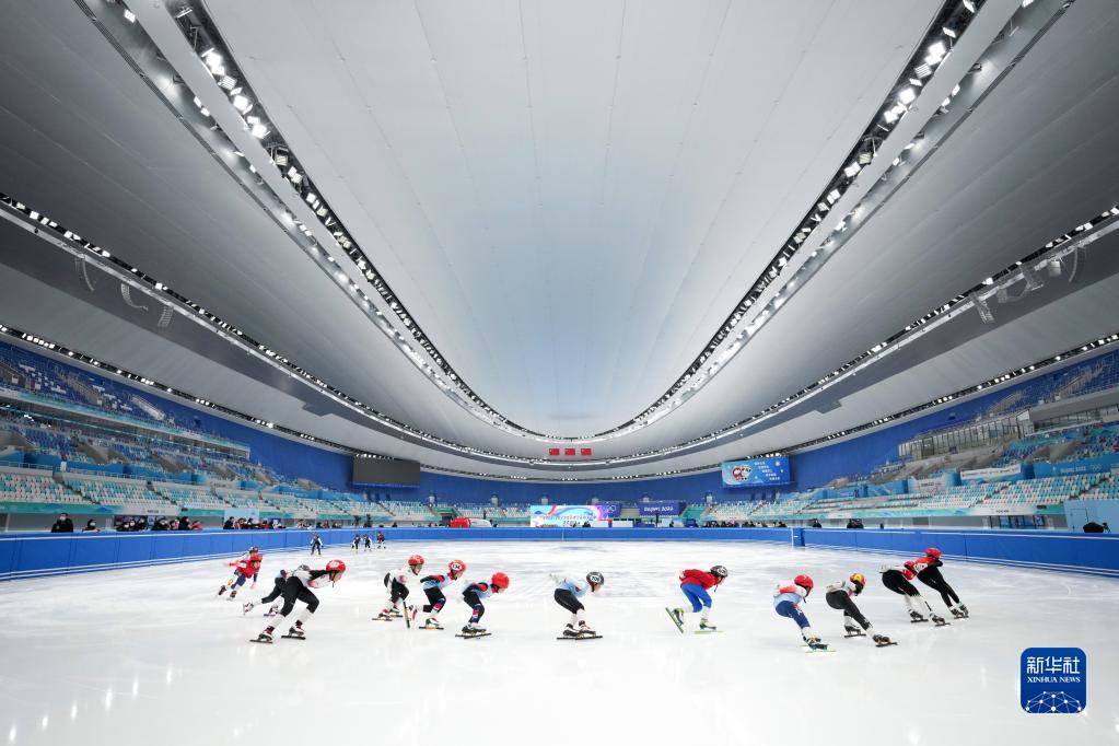 2023年1月6日,小朋友们在国家速滑馆进行短道速滑训练展示.