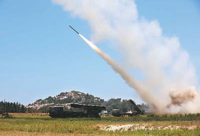 8月4日，东部战区陆军某旅组织远火分队在台湾海峡组织实弹射击，完成精确打击任务。这是发射现场。 洪 伟摄(新华社发)