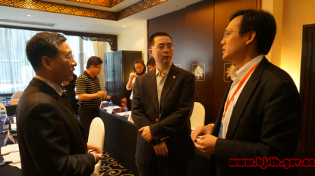 北京市投资促进局局长周卫民、市台联秘书长张晓军解答台湾企业人士疑问