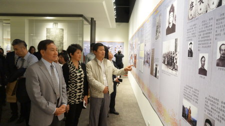 来自两岸各界近百人嘉宾参观了专题展开幕式,这是来自北京的嘉宾在台湾进士展上