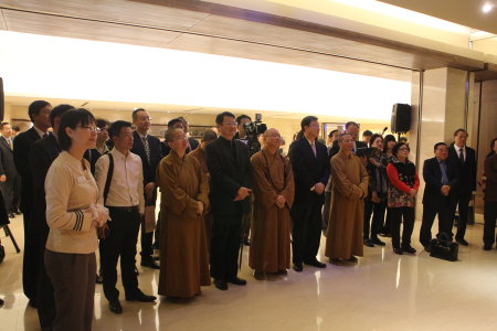 及来自两岸各界的嘉宾近百人出席了开幕式。