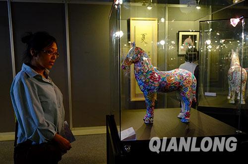 精美的“盛世幸运马”吸引台湾观众驻足细细欣赏 摄影 千龙网记者 王立立