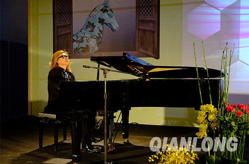 音乐人郭峰现场激情演奏他专为此展览创作的钢琴曲《马到成功》 摄影 千龙网记者 王立立