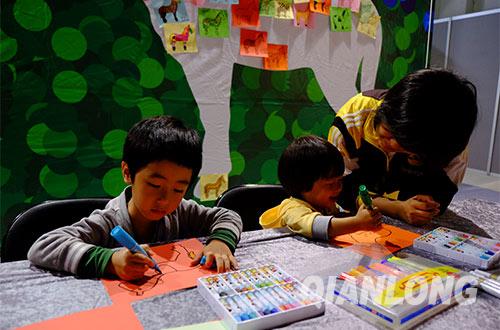 展览还设置了观众互动环节，观众可现场绘制属于自己的“幸运马” 摄影 千龙网记者 王立立