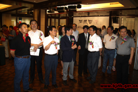 台湾书法家陈志声陪同到场领导及嘉宾参观