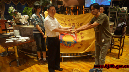 市台联秘书长张晓军向营旗设计者王永成赠送纪念品