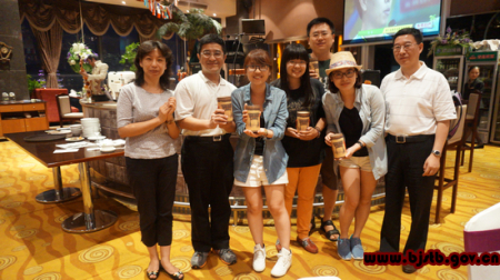 市台联秘书长张晓军、副秘书长陈子云与七月份过生日的营员一起合影