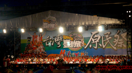 7月19日,在花莲县原住民族联合丰年节上,参加活动的两岸嘉宾在主席台上就座