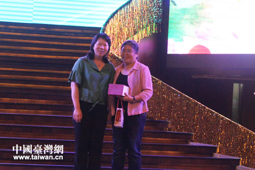 邓新华北京市教委港澳台办副主任为成员颁奖 邓新华北京市教委港澳台办副主任为成员颁奖