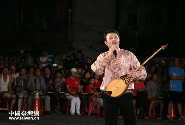 由中央民族大学大学生带来的哈塞克民歌《我的花儿》应邀在主舞台进行演出,悠扬深情的演唱,赢得了满堂喝彩 由中央民族大学大学生带来的哈塞克民歌《我的花儿》应邀在主舞台进行演出,悠扬深情的演唱,赢得了满堂喝彩